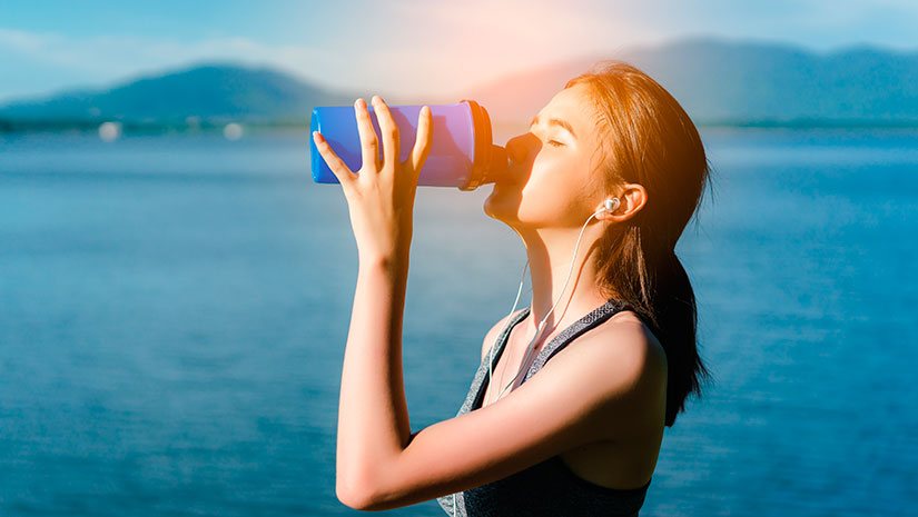 mujer bebiendo agua para evitar insolación