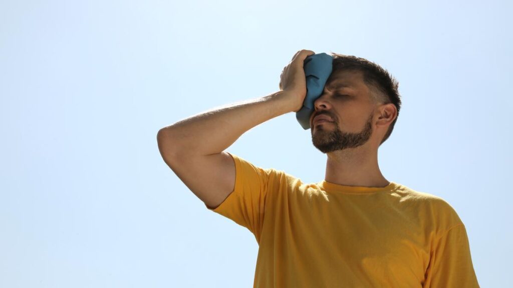 hombre sufriendo una insolación por el calor