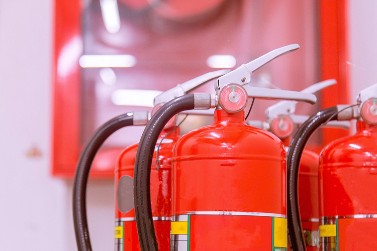 como maniobrar correctamente un extintor de fuego
