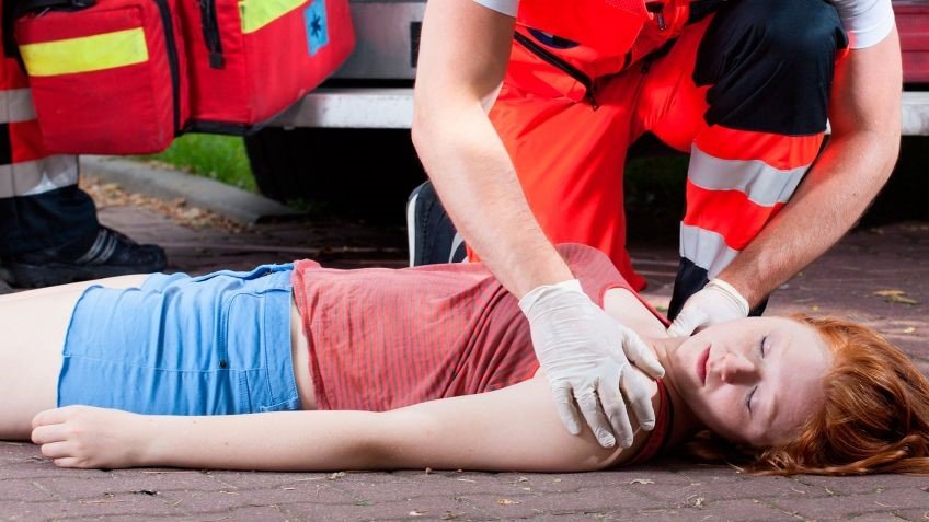 Emergencias acudiendo a persona con pérdida de conocimiento.